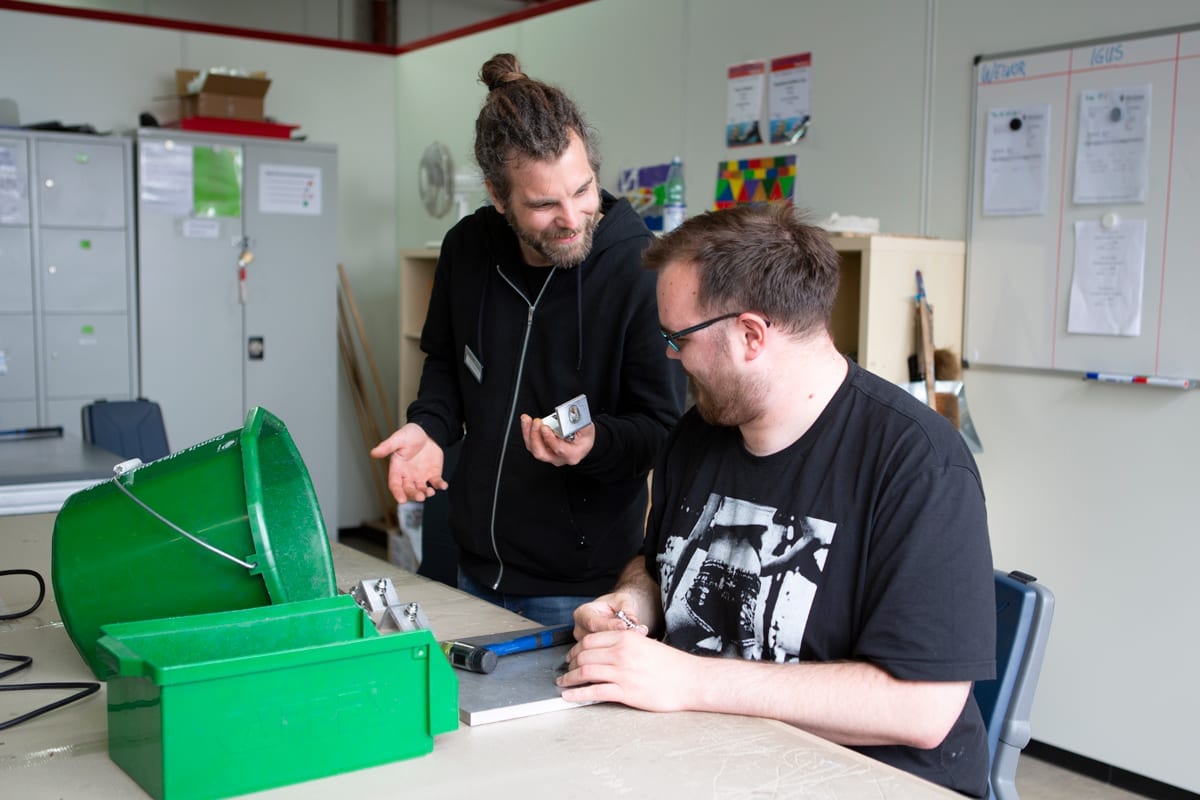 Zwei Männer unterhalten sich bei der Arbeit