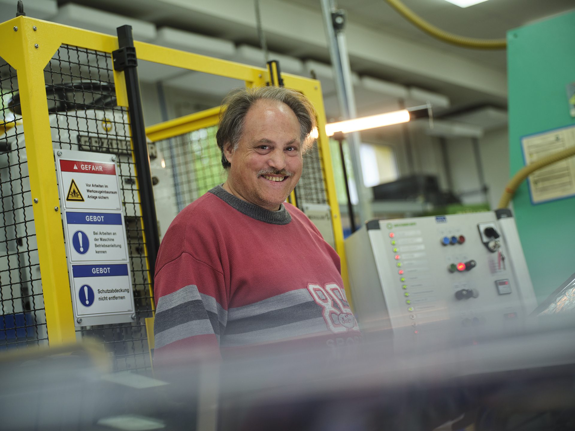 Fertig foliertes Fenster mit Milchglas-Effekt in einer Gärtnerei