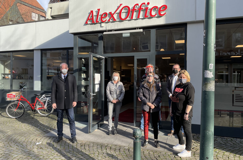 CDU-Abgeordneter Daniel Hagemeier (l.) besuchte am Montag das AlexOffice und den „Onkel Alex“ in Telgte.