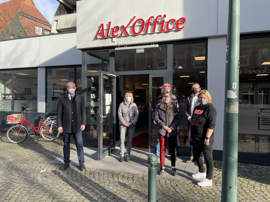 Mitarbeiter des AlexOffice in Telgte stehen draußen vor dem Haupteingang zusammen mit dem CDU-Abgeordneten Daniel Hagemeier.