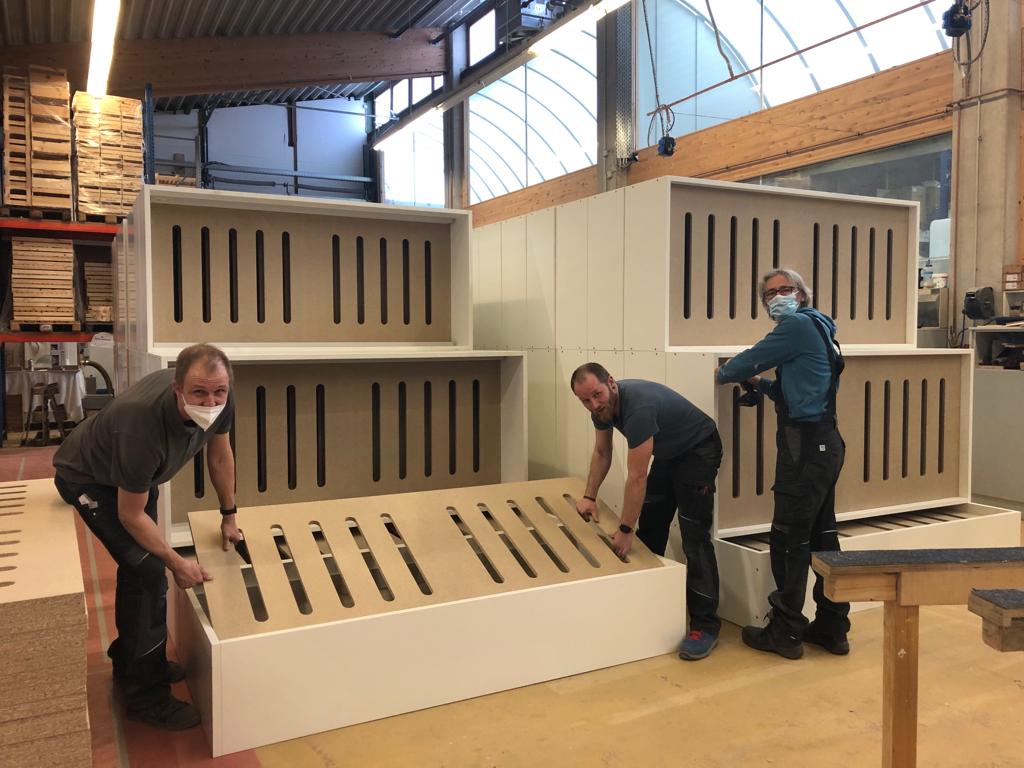 86aac734-1ae3-48a6-93db-586734d6c508 Oberbürgermeister Markus Lewe (r.) lässt sich von Werksleiter Stefan Löher (l.) und Prof. Jens Tübke, geschäftsführender Leiter der Fraunhofer Forschungsfertigung Batteriezelle, den „FFB Workspace“ zeigen.