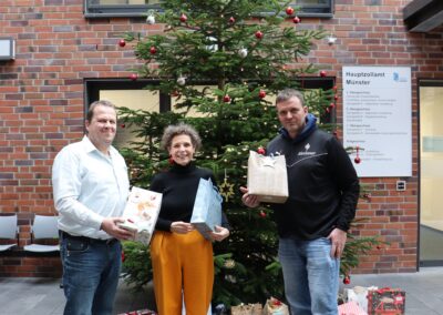 Zur feierlichen Übergabe der Sportpakete trafen sich Jörg Albers (Hauptzollamt) sowie Dr. Martina Klein und Johannes Paus (Alexianer).