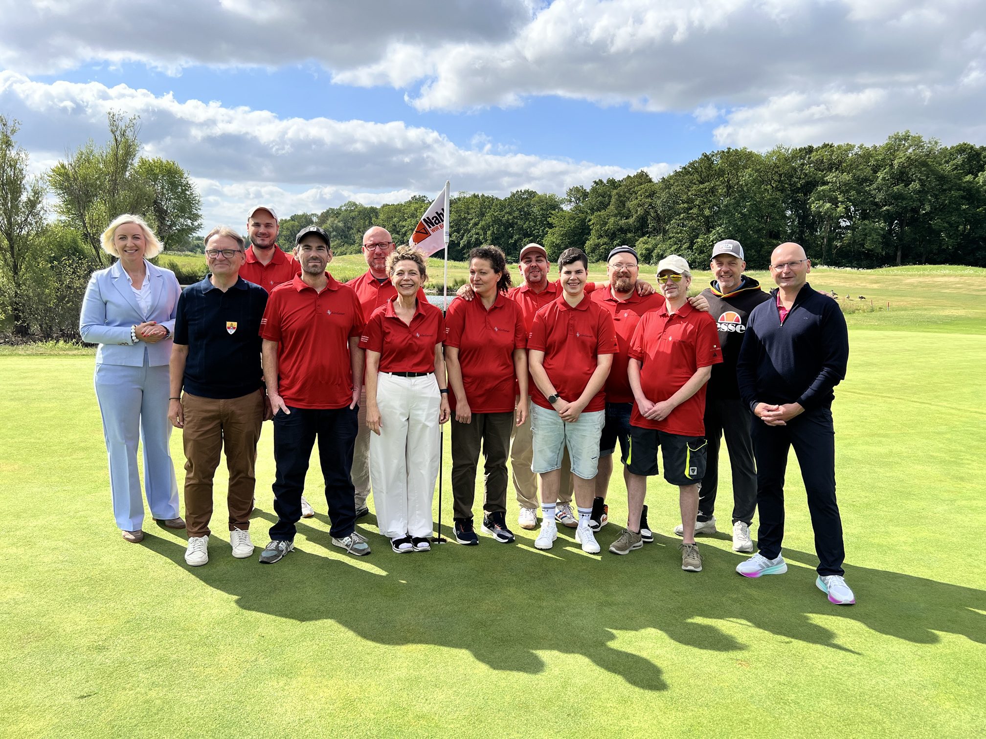Gemeinsam stolz: Die Teilnehmenden der Alexianer feiern ihre bestandene Platzreife – zusammen mit ihrem Trainer David Wilmes (2. v. r.), Initiator Alex Portsteffen (6. v. r.), Dr. Martina Klein (Fundraising, 6. v. l.) sowie den Sponsoren Vanessa Halsbenning (Sparkasse Münsterland Ost, l.), Martin Reinke (planetgolf, r.) und Jörg Weichelt (Golfclub Münster-Tinnen, 2 v. l.). Ebenfalls zum Kreis der Förderer gehört Dr. Wolfgang Weikert von der Vereinigung clubfreier Golfspieler im Deutschen Golf Verband e. V., der auf dem gemeinsamen Erinnerungsfoto fehlte.
